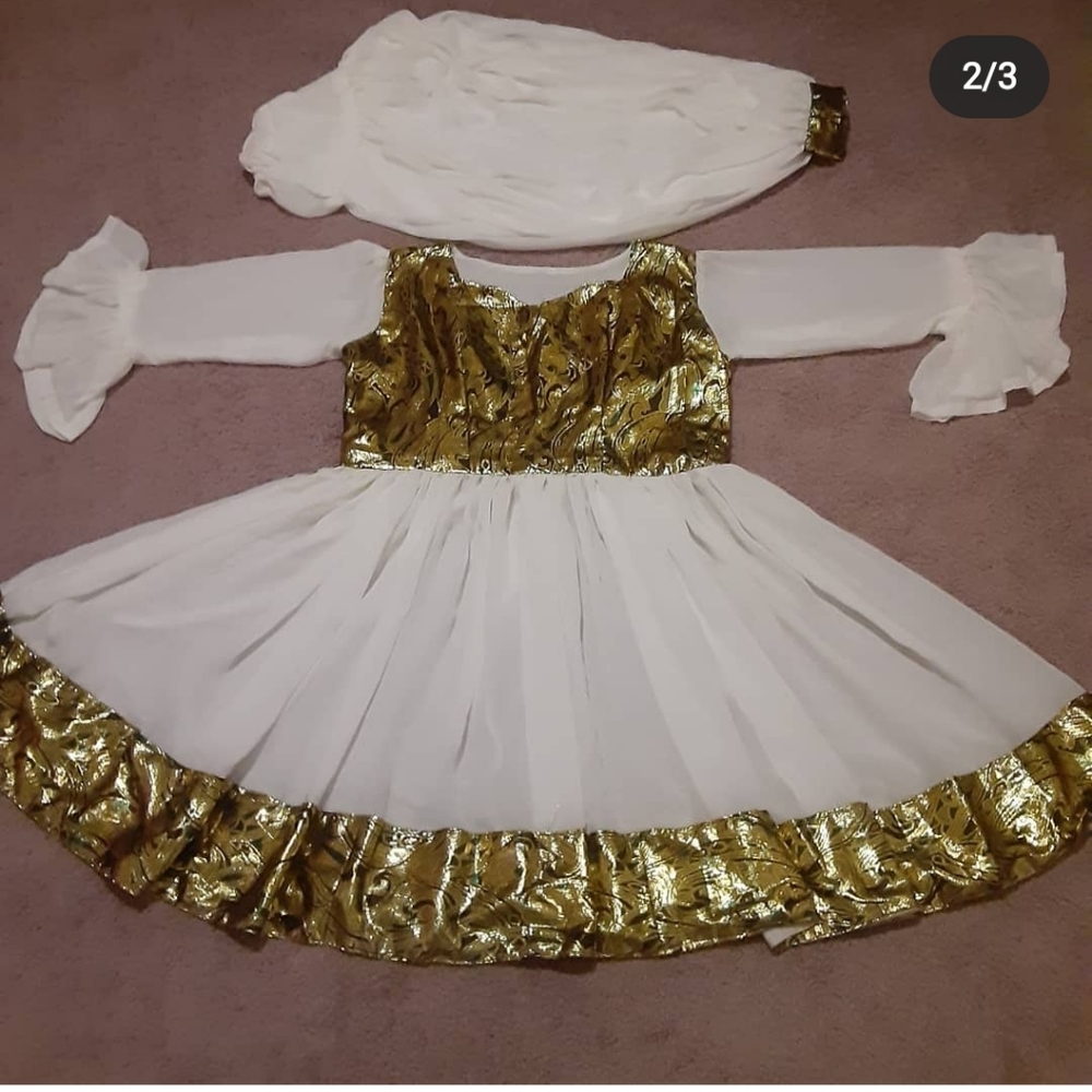 2 prices clothes weight colors with green glitter patches and setrogh fabrics.